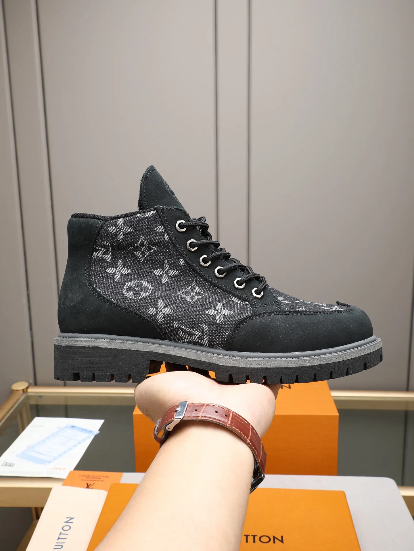 PP460 LOUIS VUITTON ss25 LV donkey brand new thick-soled lace-up big-toe shoes men's casual shoes high-top short boots. These boots are crafted from top-grain calf leather for a lightweight and comfortable fit. The thick EVA outsole is embellished with eye-catching ridges, and the trendy attitude of being both strong and soft makes it an everyday choice. ✔Upper: imported first-layer cowhide ✔Inner lining: sheep lining ✔Outsole: original molded outsole Size: 38-44 (45 customized)